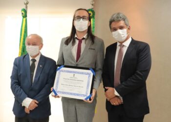 Médico Yann Phillipe recebe Título de Cidadania na Alese