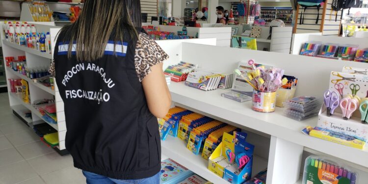 Procon Aracaju fiscaliza livrarias e papelarias