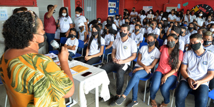Ansiedade na Adolescência é tema debatido com alunos do Colégio Estadual Leonor Teles de Menezes