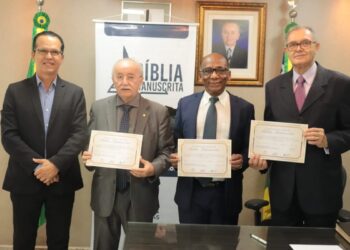 Presidente da Alese transcreve versículo para ‘Bíblia Manuscrita’