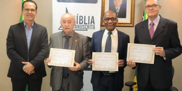 Presidente da Alese transcreve versículo para ‘Bíblia Manuscrita’