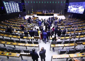 Câmara aprova texto-base da PEC dos Precatórios por 327 votos a 147