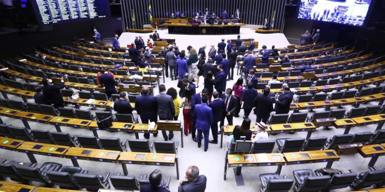 Câmara aprova texto-base da PEC dos Precatórios por 327 votos a 147