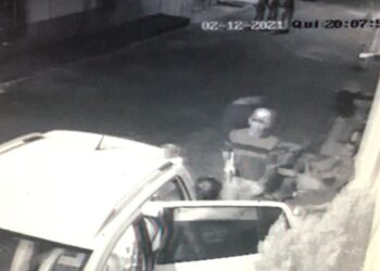 PC divulga imagens de suspeitos de roubar carro de uma mulher em Carmópolis