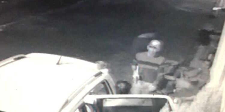 PC divulga imagens de suspeitos de roubar carro de uma mulher em Carmópolis