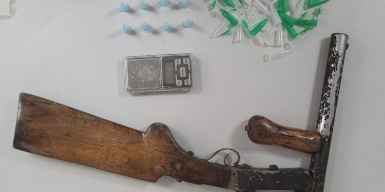 PC prende homem em flagrante por porte ilegal de arma e tráfico de drogas em Itabaiana