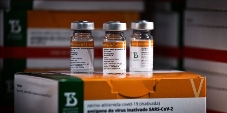 Estudo analisa eficácia de doses de reforço para quem tomou Coronavac