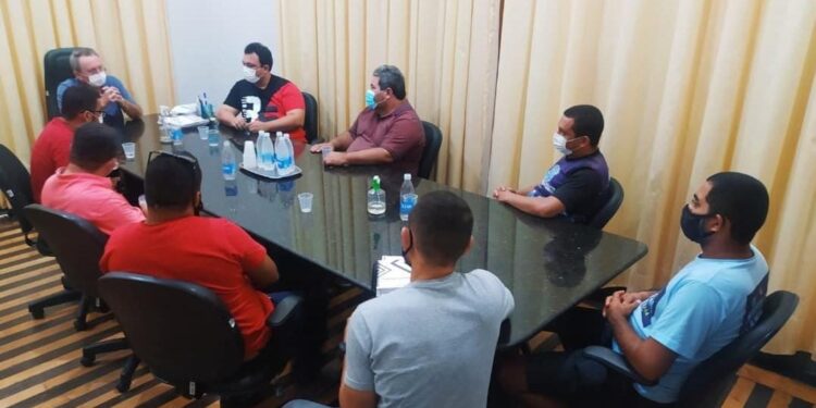 Prefeito Valberto Lima se reúne com donos de sons automotivos e empresários do ramo