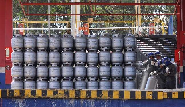 Governo começa a pagar vale-gás ainda neste mês