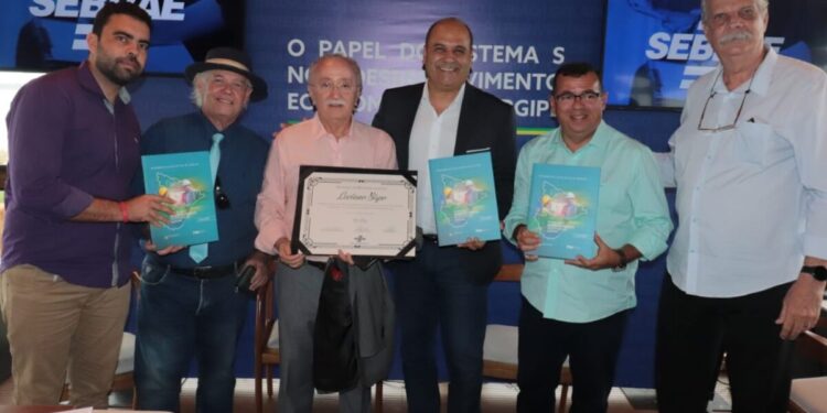 Luciano Bispo recebe diploma do SEBRAE-SE