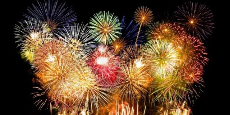 Fogos de artifícios próximos à rede elétrica podem causar acidentes graves e falta de energia