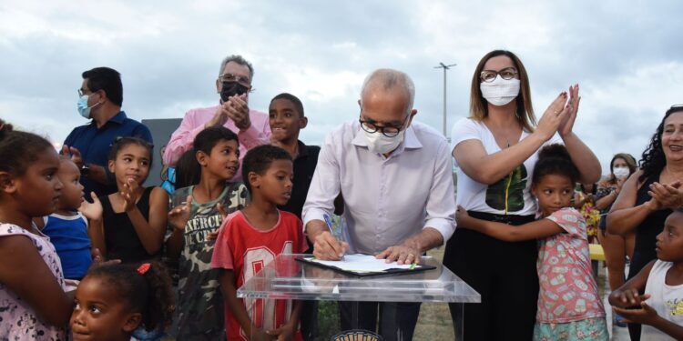 Prefeito Edvaldo entrega duas novas praças no bairro 17 de Março: qualidade de vida e sustentabilidade