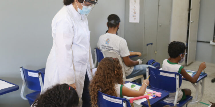 Mães destacam segurança no retorno das aulas presenciais com 100% da ocupação