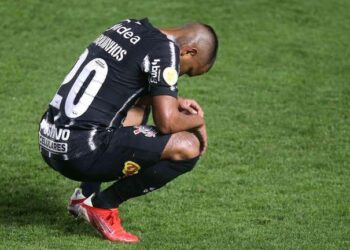 Atacante do Corinthians ‘some’ após falha e é descartado