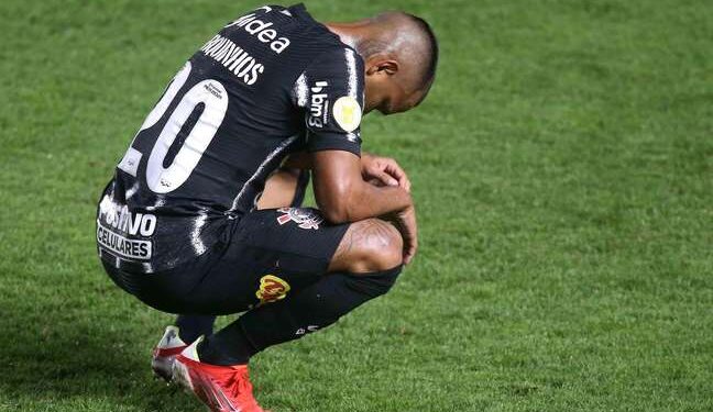 Atacante do Corinthians ‘some’ após falha e é descartado