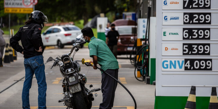 Preço da gasolina puxou, novamente, inflação em novembro