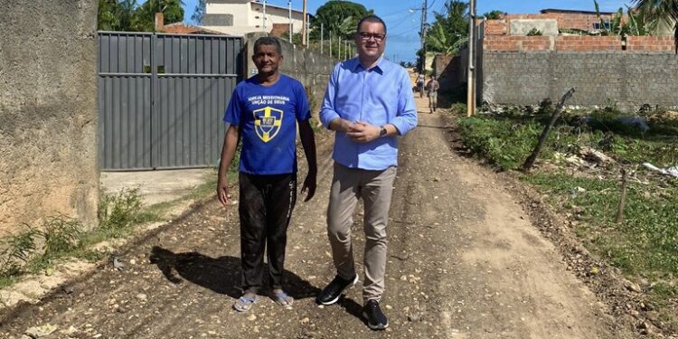 Eduardo Lima confere de perto solicitação feita à EMURB