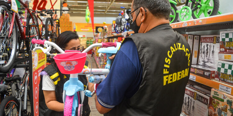 ITPS fiscaliza luminárias natalinas, brinquedos e bicicletas infantis