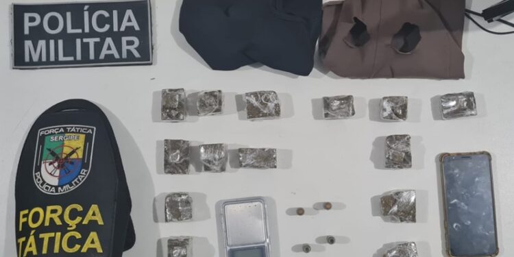 PM prende dupla suspeita por tráfico de drogas no Bairro Piabeta