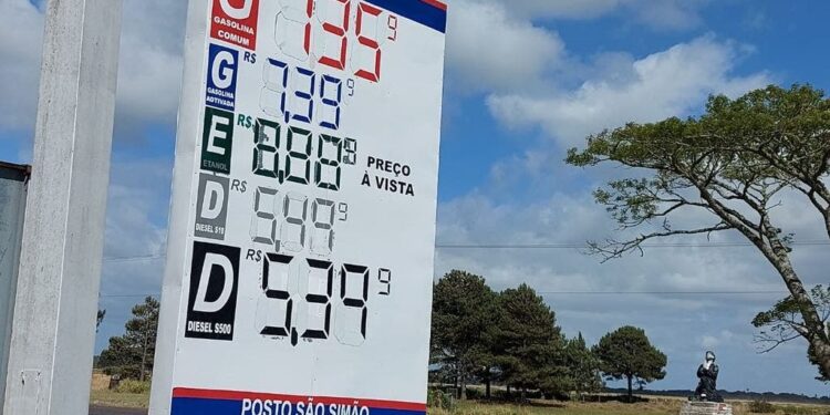 Em um ano, brasileiro paga 49,8% mais caro para abastecer com gasolina