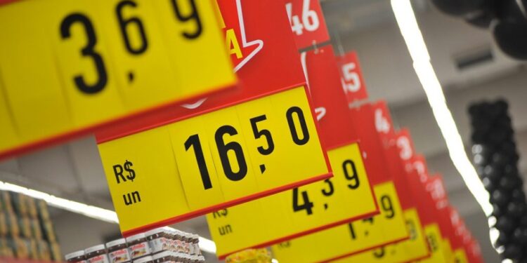 Inflação de novembro tem alta de 0,95%, a maior em 6 anos, diz IBGE