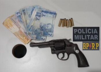 Polícia Militar prende dois homens e apreende uma arma de fogo em Socorro