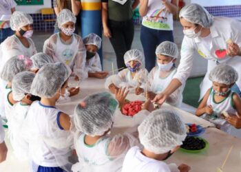 Estudantes da Rede Municipal de Lagarto aprendem brincando e preparam comidas saudáveis em oficina de culinária