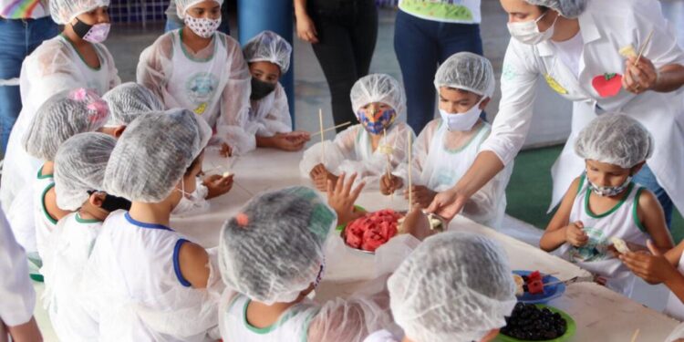 Estudantes da Rede Municipal de Lagarto aprendem brincando e preparam comidas saudáveis em oficina de culinária