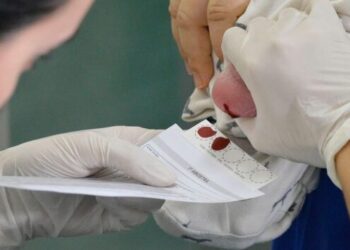 Teste que identifica covid e influenza A e B já é vendido em farmácias