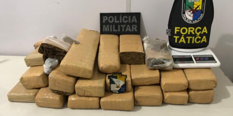 Polícia Militar prende suspeitos de tráfico de drogas no Conjunto Tijuquinha, em São Cristóvão