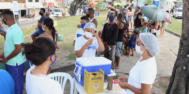 Covid-19: cerca de 58 mil pessoas estão com calendário vacinal atrasado em Aracaju