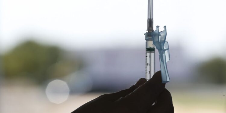 Estudo indica que vacinas aumentam proteção de quem já teve covid-19