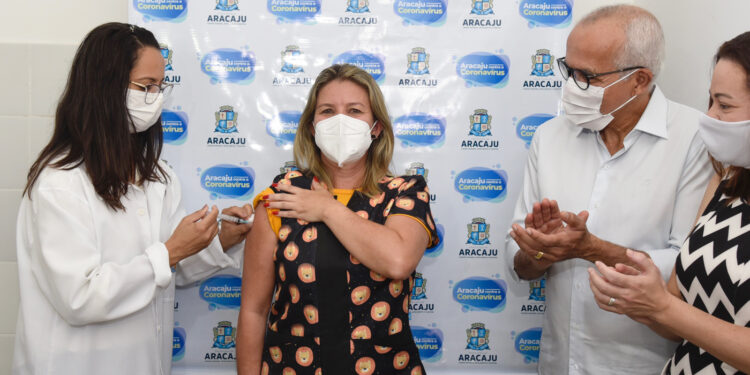 Aracaju encerra o ano com mais de 92% da população vacinada contra covid