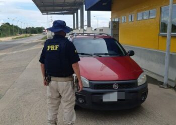 Polícia Rodoviária Federal recupera na BR-101 automóvel roubado