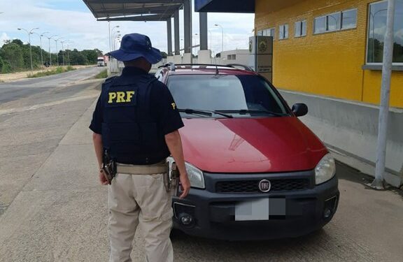 Polícia Rodoviária Federal recupera na BR-101 automóvel roubado