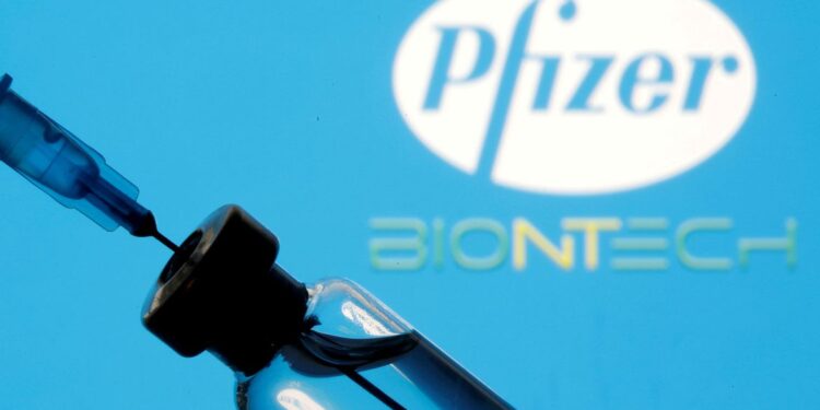 Pfizer: vacina específica contra Ômicron é cenário mais provável