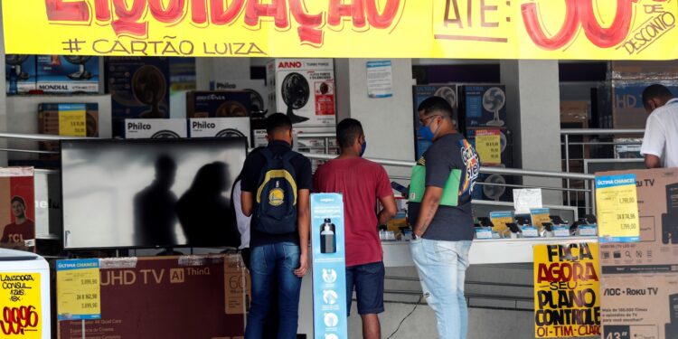 IBGE: inflação oficial fecha 2021 com alta de 10,06%