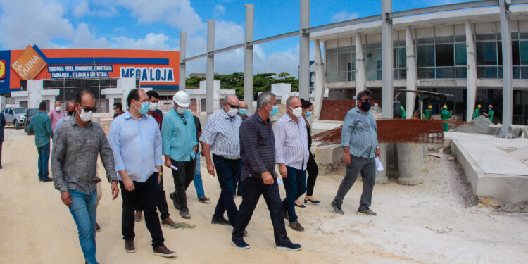 Belivaldo Chagas vistoria obra do Terminal Rodoviário Luiz Garcia