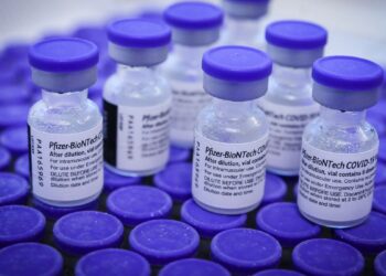 Brasil recebe primeiro lote de vacinas contra a covid-19 de 2022