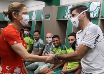 Com presença diária na Academia, Leila expõe política ‘pés no chão’ a Abel e garante confiança