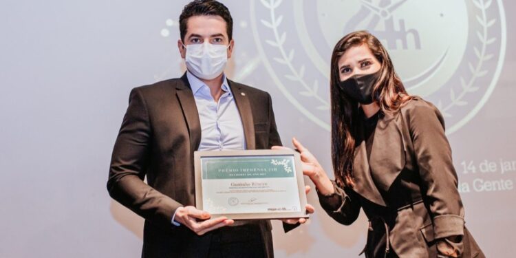 Gustinho Ribeiro recebe prêmio “personalidade política de Sergipe