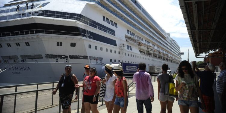 Anvisa acompanha situação de cinco cruzeiros em águas brasileiras