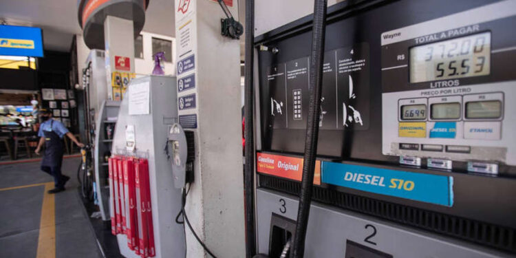 Bolsonaro ordena retirada de fundo de estabilização da PEC dos combustíveis