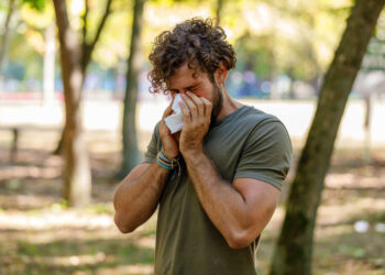 Estudo descobre quanto tempo coronavírus vive no ar após ser expirado