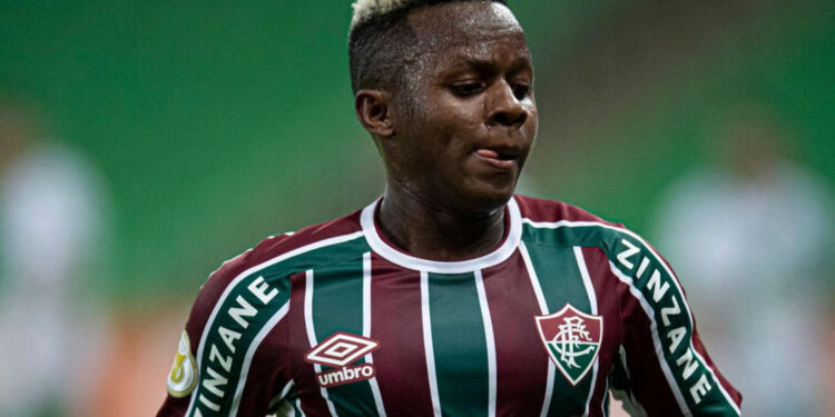 Cazares acerta rescisão contratual com o Fluminense