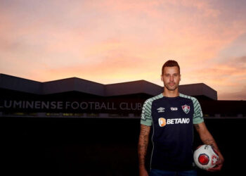 Fluminense anuncia oficialmente a contratação de Fábio: ‘Honra de fazer parte dessa história de grandes goleiros’