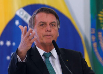 Bolsonaro diz que PEC permitirá a presidente e governadores zerar impostos sobre combustíveis e energia