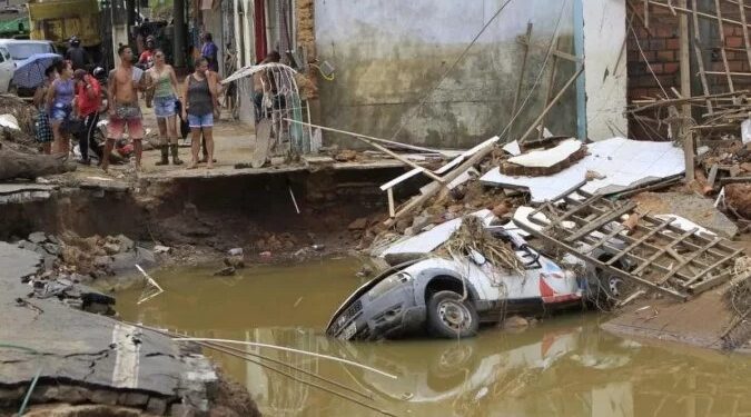 Bolsonaro diz que assinará MP liberando R$ 2,3 bi para estados afetados pelas chuvas