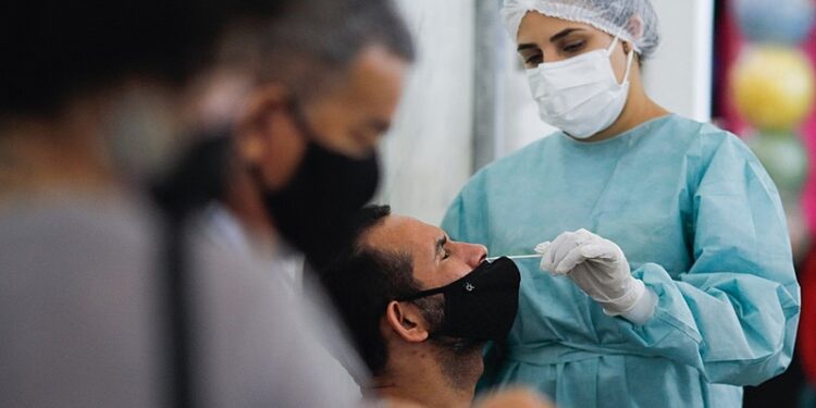 Brasil registra quase 100 mil casos de Covid-19 em 24 horas