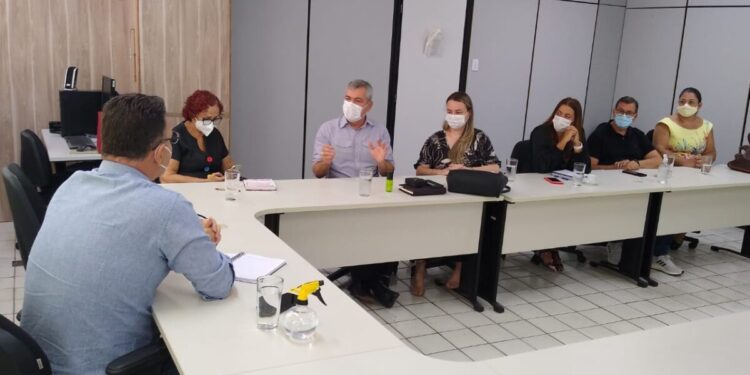 Iran e assistentes sociais discutem o piso salarial da categoria na SEAD